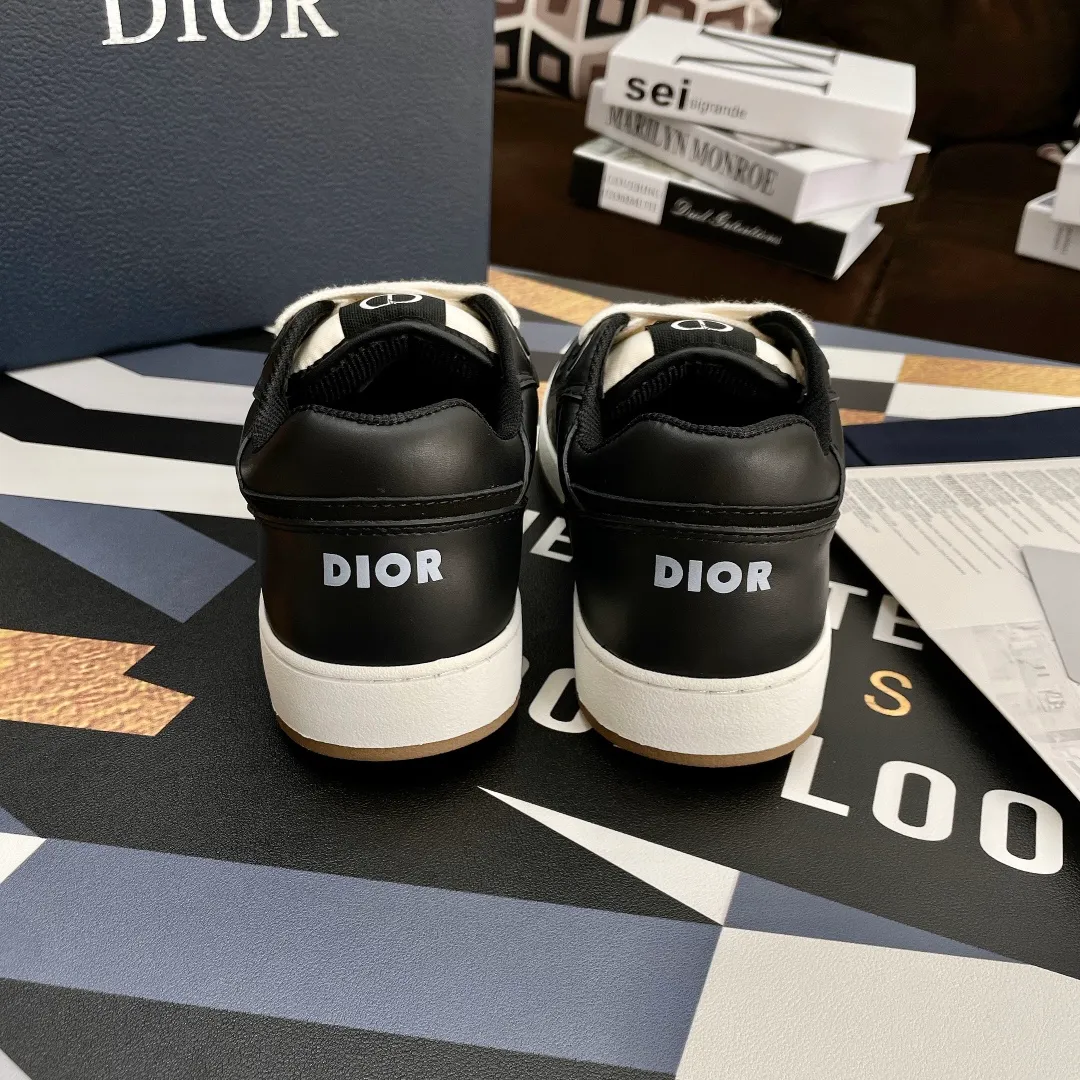 👟👟Ex-factory price 480👟👟 Male +10 (3D printing +20) Dior Dior🔥Counter genuine 1-1 top version (you can compare with the original version) The top version is made, not blown out👍 👫Contrast color positioning and splicing design! Fashionable and casual personality! Look like a goddess on your feet! Simple line design, three-dimensional cutting, super invincible and stylish, looks good no matter how you match it. The super popular elements and colors make the whole set youthful and beautiful. It can easily catch the eye in the crowd. It is casual, comfortable, fashionable and versatile, a high-quality casual suit with no sense of age. ✅Fabrics: imported first-layer cowhide + high-tech laser technology. ✅Inner lining: imported transparent silk fabric. ✅Feet: original molded feet. ✅Outsole: original molded 1:1 two-color T👟👟factory price U outsole ✅Method: original 1:1 full set of lasts ✅Female size: 35～40 ✅Male size: 38～45
